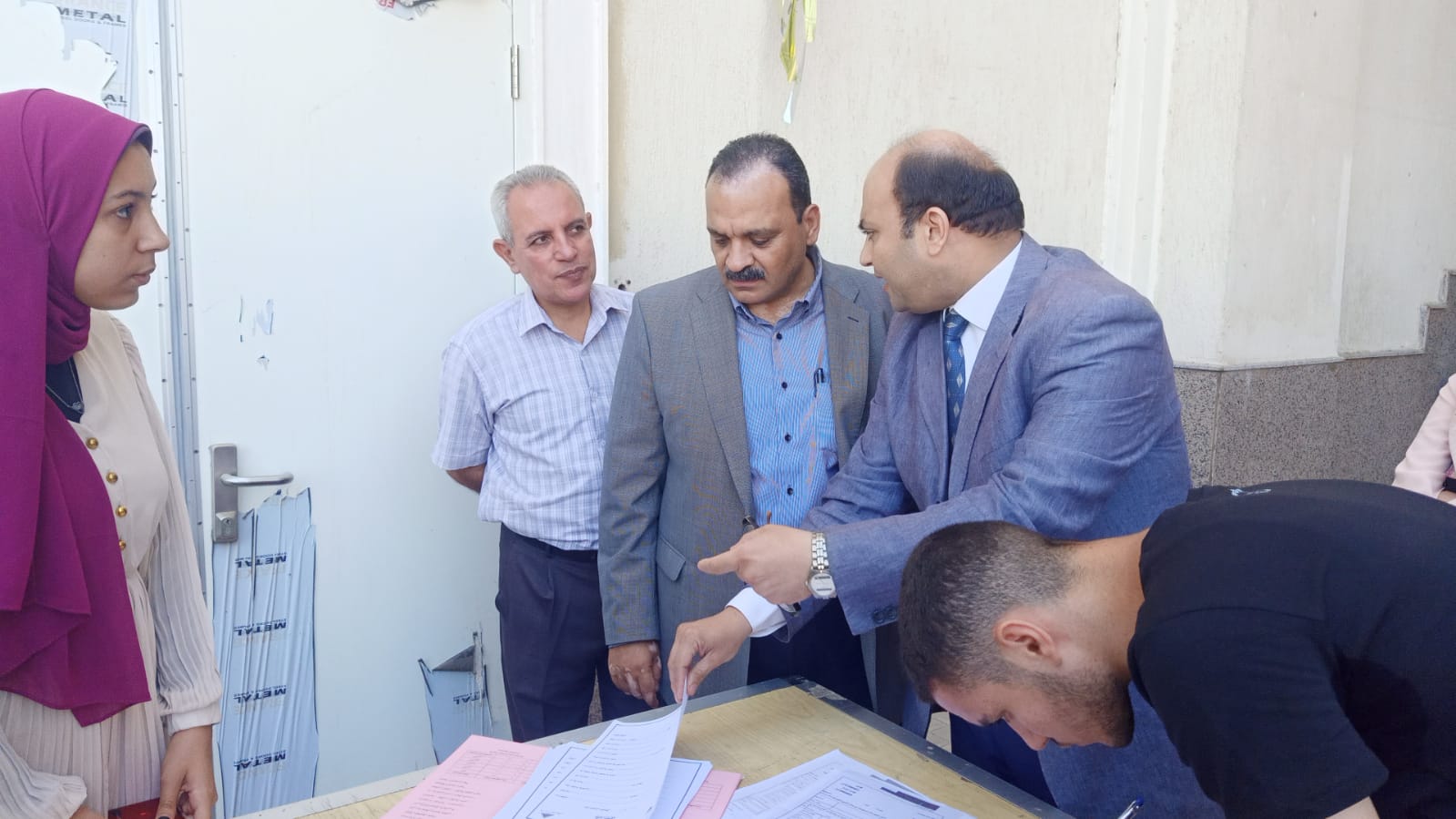 نائب رئيس جامعة بنها لشئون التعليم والطلاب يتفقد إجراءات الكشف الطبي على الطلاب الجدد بعدد من كليات الجامعة