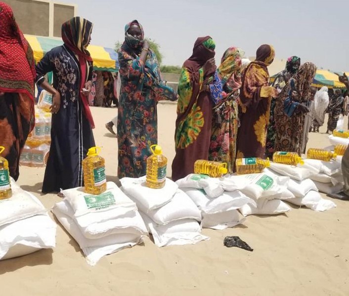 مركز الملك سلمان للإغاثة يوزع أطنان من السلال الغذائية في مدن جمهورية تشاد