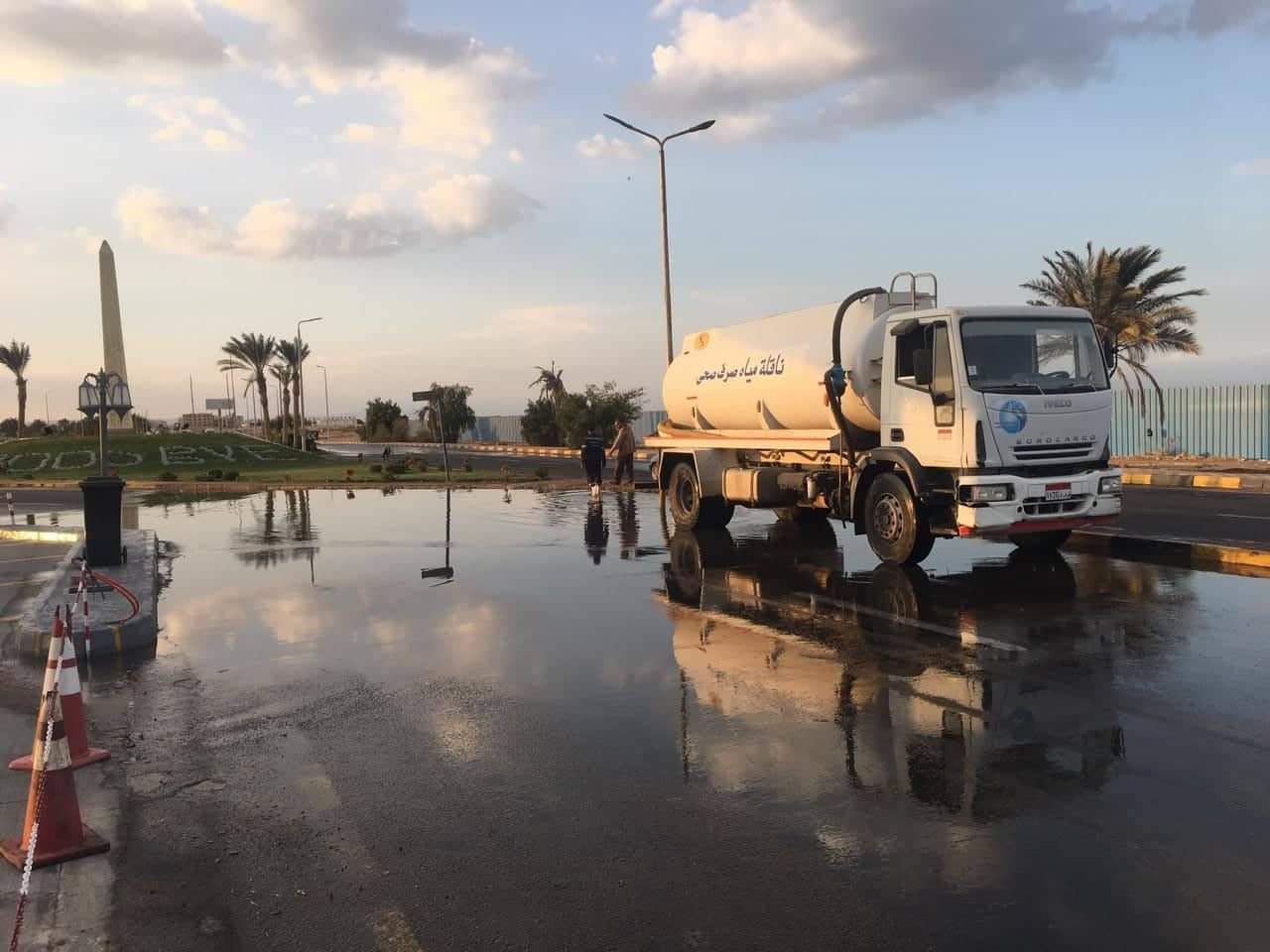 رجال شركةمياه البحر الأحمر طوارى على مدار اليوم و الشركة توفر السيارات والمعدات لسحب تجمعات الأمطار