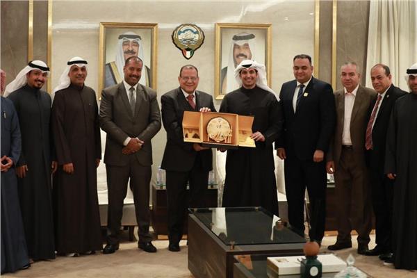 «عمال مصر» يهدي درع التميز لوزير الإعلام والثقافة الكويتى