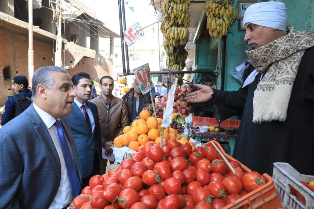 محافظ سوهاج يتفقد عدد من الأسواق ومنافذ بيع السلع 