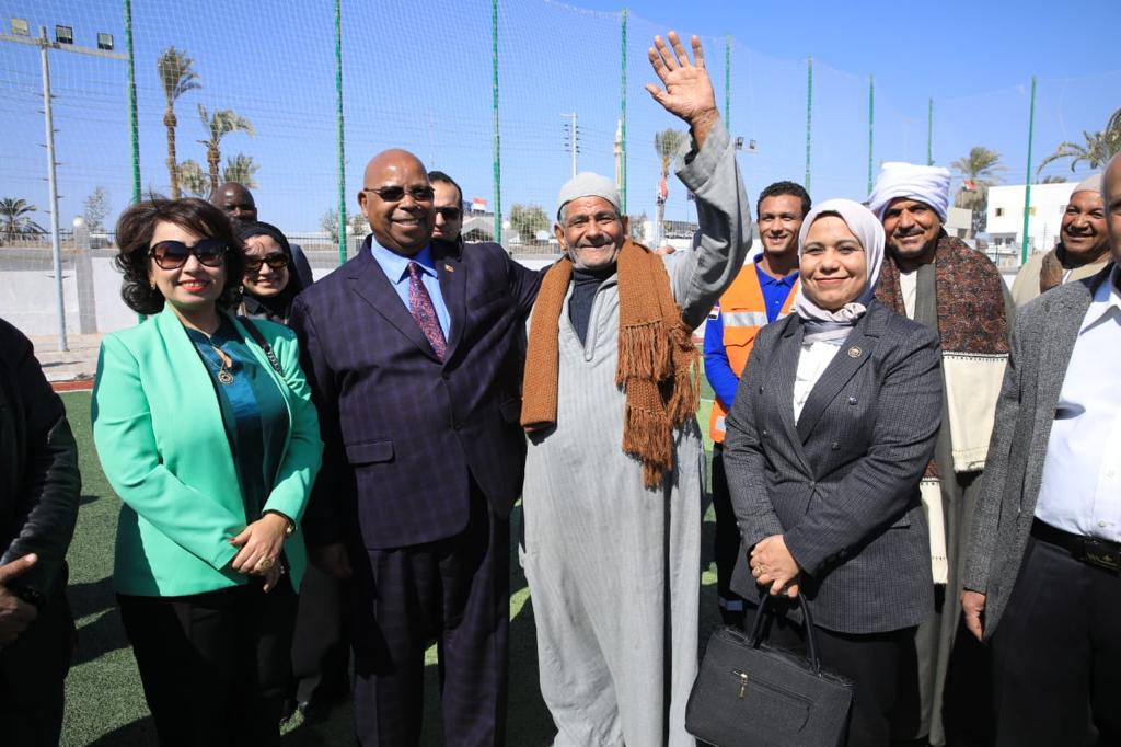 رئيس برلمان " زيمبابوي " يتفقد نموذج " لحياة كريمة " بصعيد مصر 