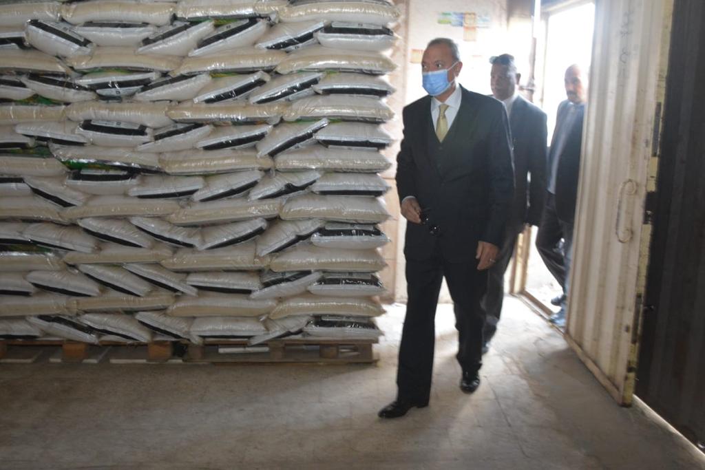 محافظ القليوبية يقوم بجولة مفاجئة لمتابعة الأسواق التجارية و مخازن تعبئه الأرز للتأكُد من الإلتزام بالأسعار وعدم احتكار السلع 