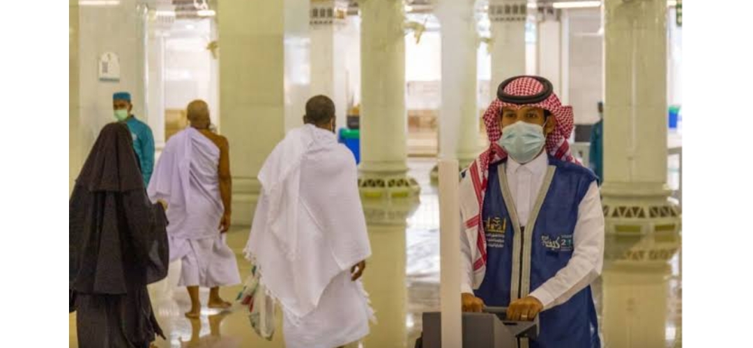 (200) مشرف سعودي لجودة خدمات الوقاية الصحية و (20) جهازاً للتعقيم تجوب أروقة المسجد الحرام يومياً