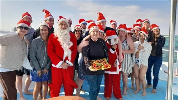 اعياد الكريسماس فى فنادق الغردقة بشكل مختلف السياح يحتفلون على متن البواخر السياحية والشواطى