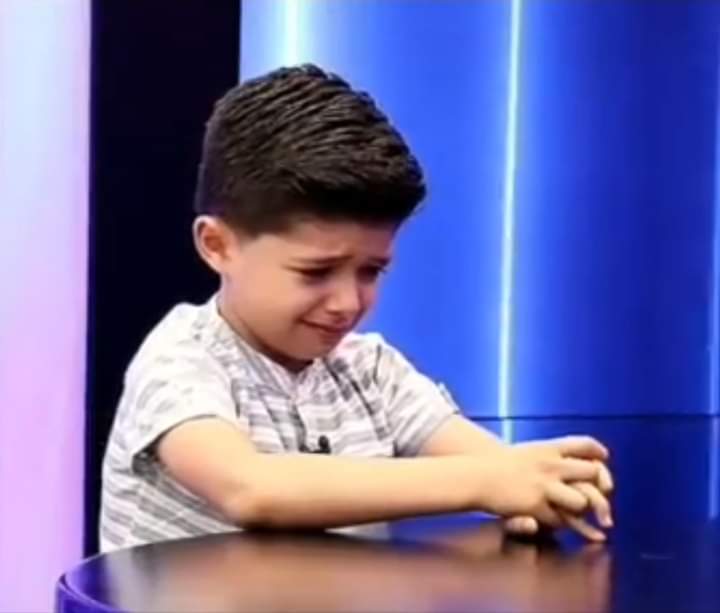 ماما أرجوكي أرجعي" الطفل الممثل في مسلسل "الثمن" يبكي على الهواء بعد هجران والدته له وأخيه لـ3 أعوام ويترجاها بالعودة بعدما حظرت رقمه