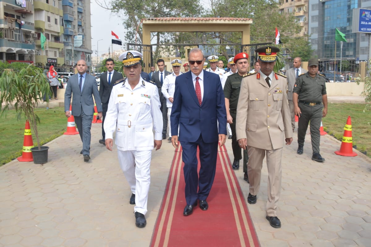 بمناسبة الذكرى ال 50 لحرب أكتوبر....... محافظ القليوبية يضع إكليلا من الزهور على النصب التذكاري لشهداء أكتوبر بحضور السيد مدير أمن القليوبية