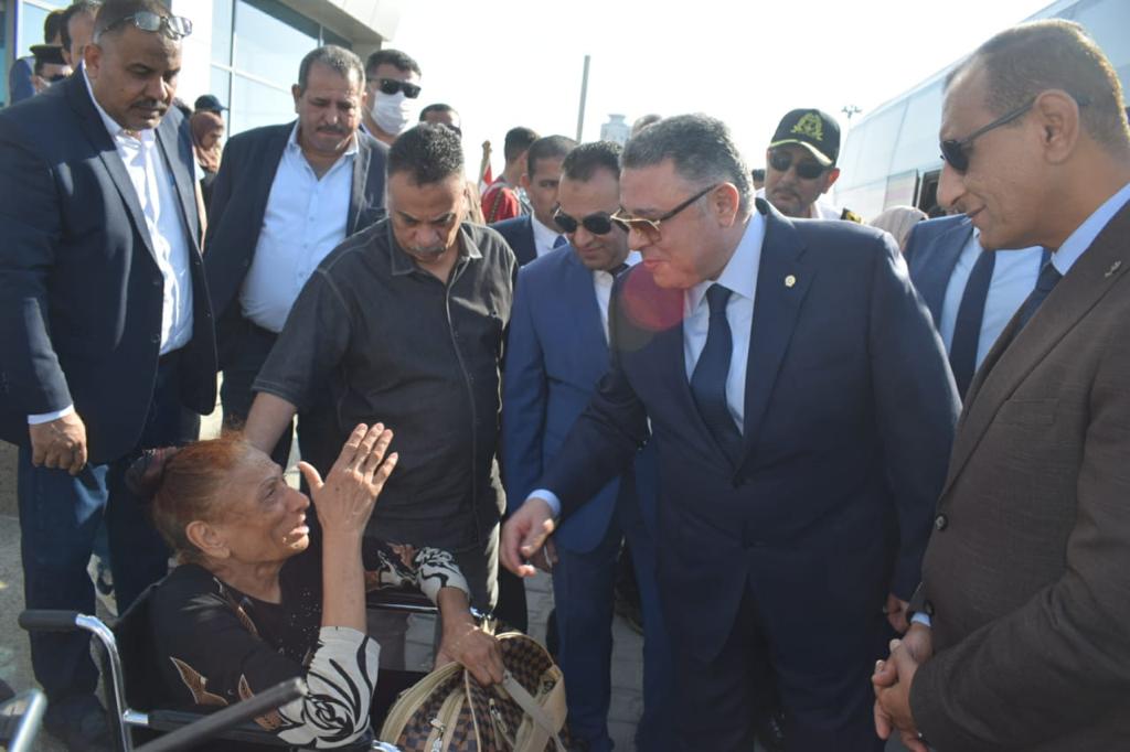 محافظ البحر الأحمر يستقبل 466 عائداً من السودان بميناء سفاجا البحري