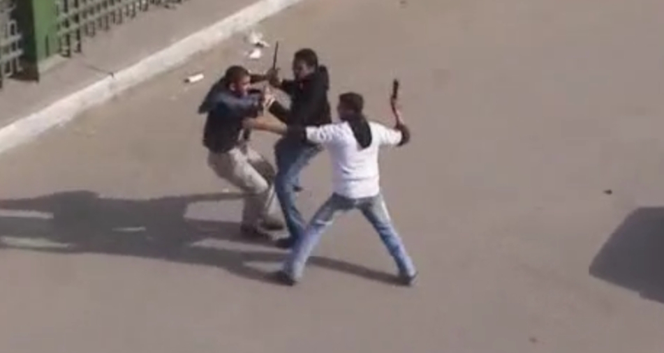 فيديو عبر مواقع التواصل الإجتماعى يفضح مشادة كلامية بين مشتبه بهم وإشهار سلاح أبيض