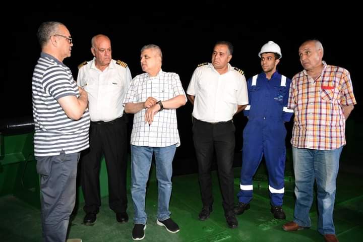 الفريق أسامة ربيع:"تحديد موقع القاطرة الغارقة وانتظام الملاحة من اتجاه الجنوب خلال الساعات المقبلة "