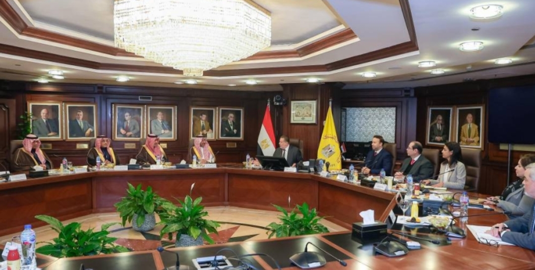 الخريف يلتقي وزراء في الحكومة المصرية لتطوير التعاون المشترك في قطاعي الصناعة والتعدين