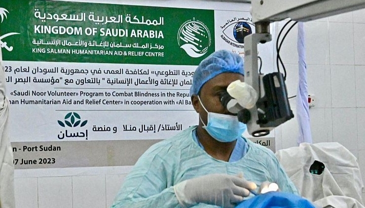 مركز الملك سلمان للإغاثة يختتم برنامج نور السعودية لمكافحة العمى في مدينة بورتسودان