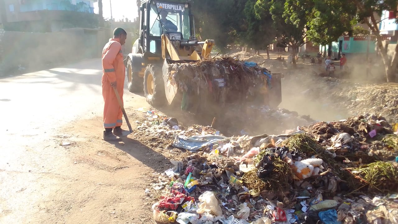 رفع ٧٥٠ طن مخلفات وتسوية طرق بمراكز أسيوط 
