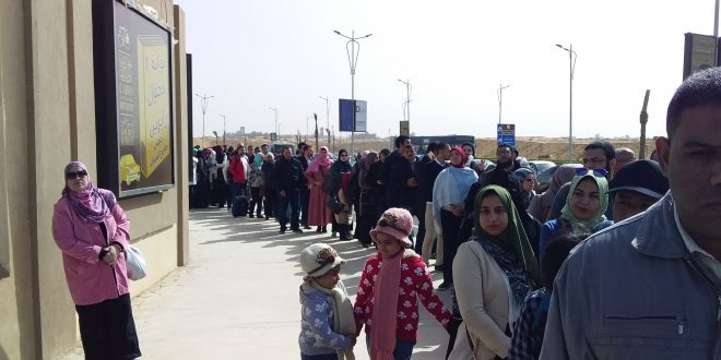 إقبال كثيف في ثاني أيام معرض الكتاب وتوقعات بتزايد أعداد الجمهور مع بدء أجازة منتصف العام