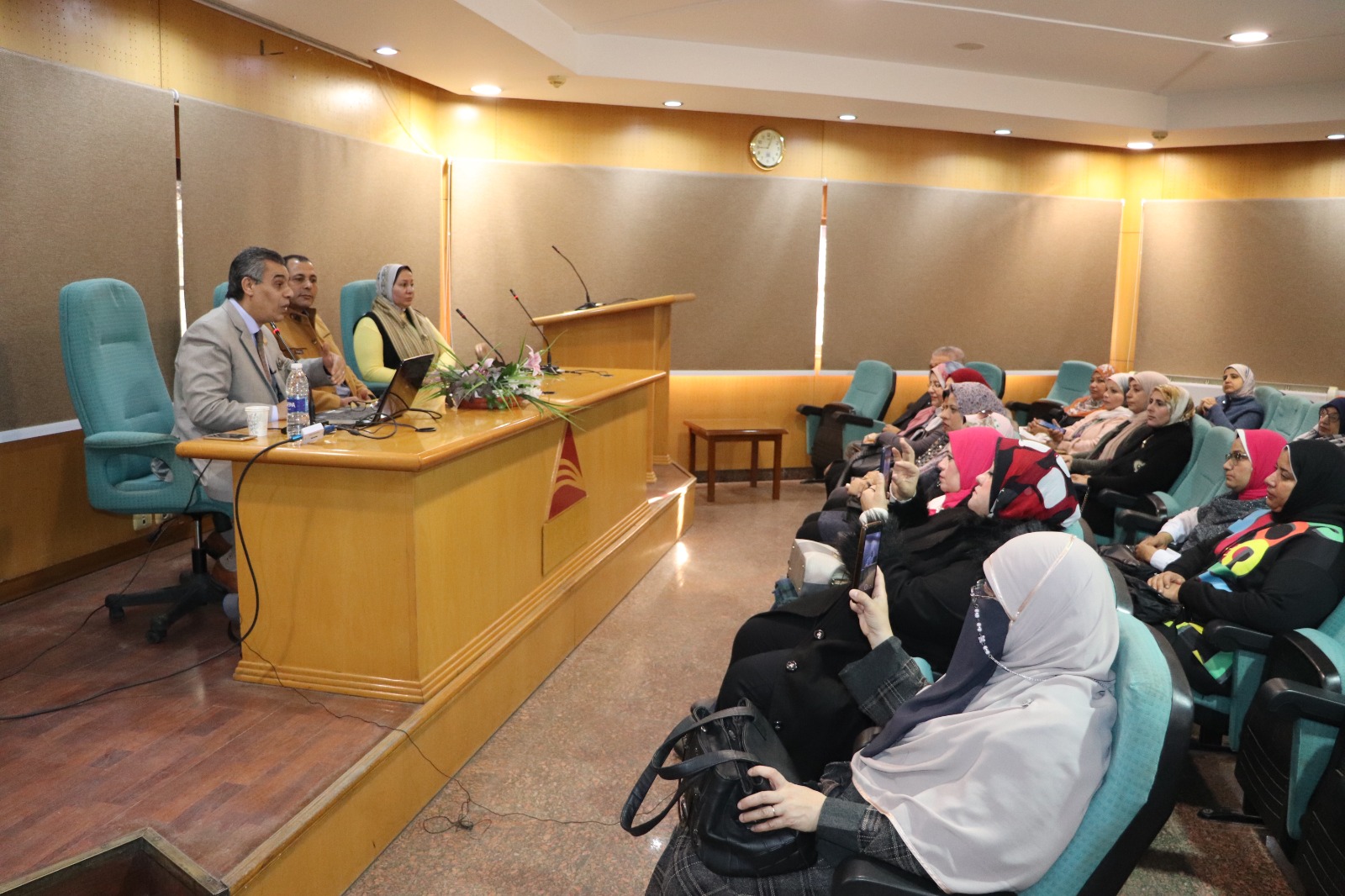 مكتبة مصر العامة بدمنهور تنظم محاضرة بعنوان "استراتيجيات العلاج بالفن في ظل المتغيرات المعاصرة"