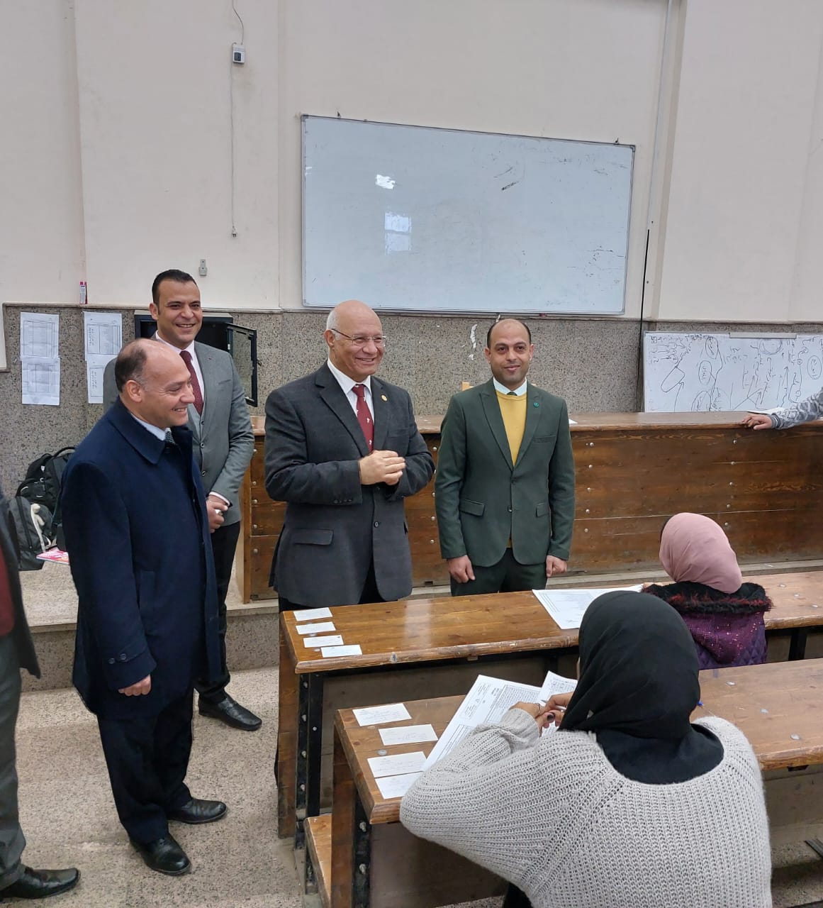 رئيس جامعة بنها يتفقد الامتحانات بكليات التربية الرياضية والعلاج الطبيعى والتربية 