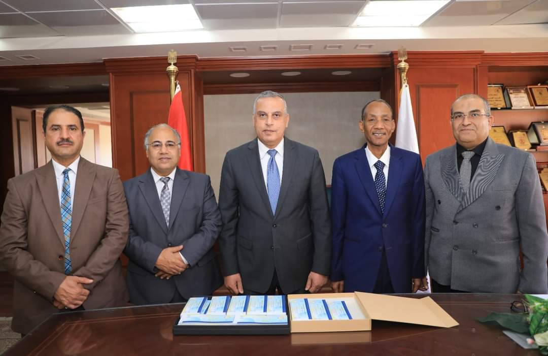 محافظ سوهاج يشهد تسليم كوبونات مواد غذائية بقيمة 500 ألف جنيه لتوزيعها على الأسر الأكثر احتياجا