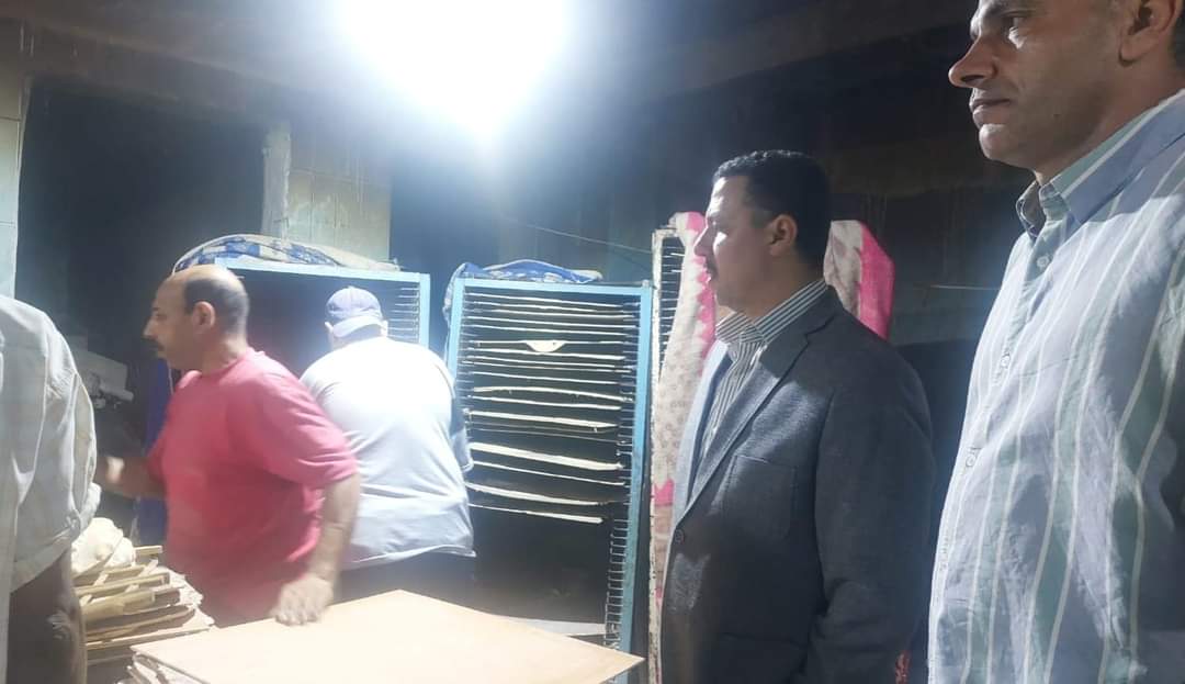 رئيس الوحدة المحلية لكوم حمادة يتفقد المخابز البلديه فجرا للاطمئنان على جودة الخبز 