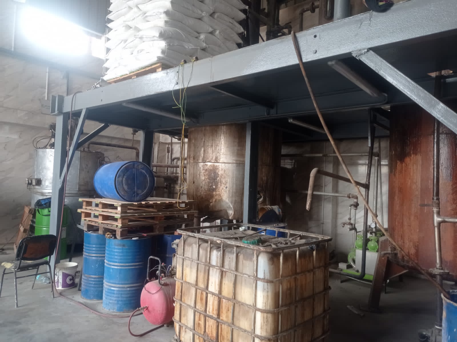 ضبط مصنع يقوم بإعادة تصنيع زيت محركات السيارات وطرحه فى الأسواق بماركة عالمية 