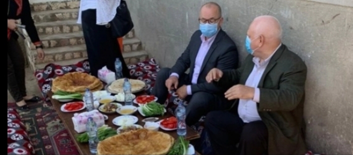 بالصور :سفير كندا في زيارة دهشور وبيسأل عن "المش"