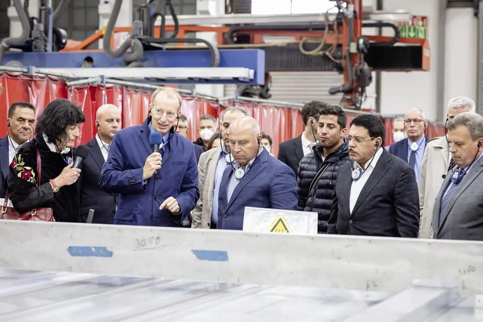 وزير النقل ورئيس وقيادات سيمنز العالمية في جولة تفقدية لمصنع  سيمنز بمدينة كريفيلد الالمانية وبداية شهر نوفمبر القادم  مخطط  البدء  في الانتاج الكمي للقطارات الخاصة بمصر