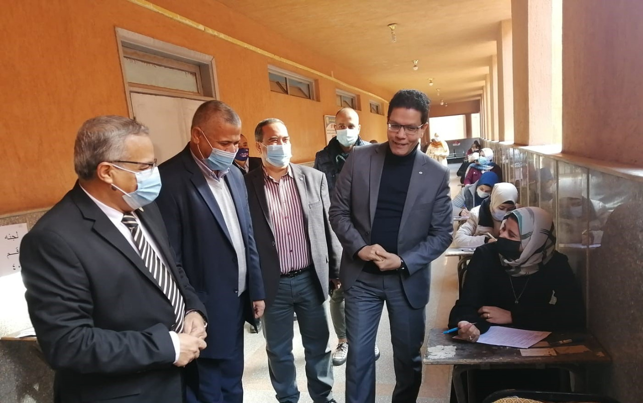 نائبا رئيس جامعة بنها يواصلان جولاتهما لمتابعة سير الامتحانات بالكليات