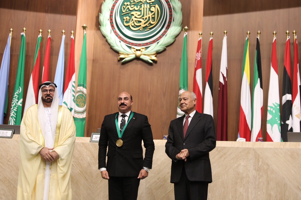 اللواء أشرف عطية محافظ أسوان يحصل جائزة أفضل محافظ على مستوى العالم العربى