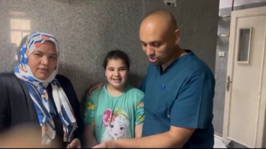 الجزار ينقذ حياة طفلة ويستخرج" لبيسة قلم " من القصبة الهوائية 