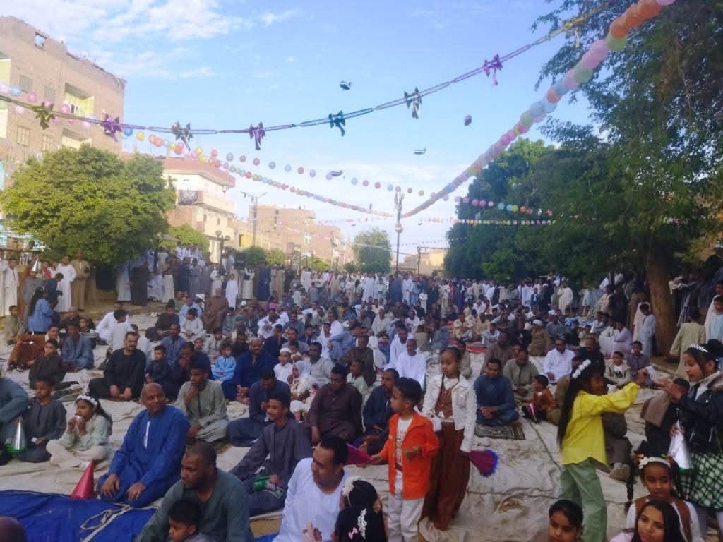 بالصور :  أسوان تؤدي صلاة عيد بساحات الأندية ومراكز الشباب