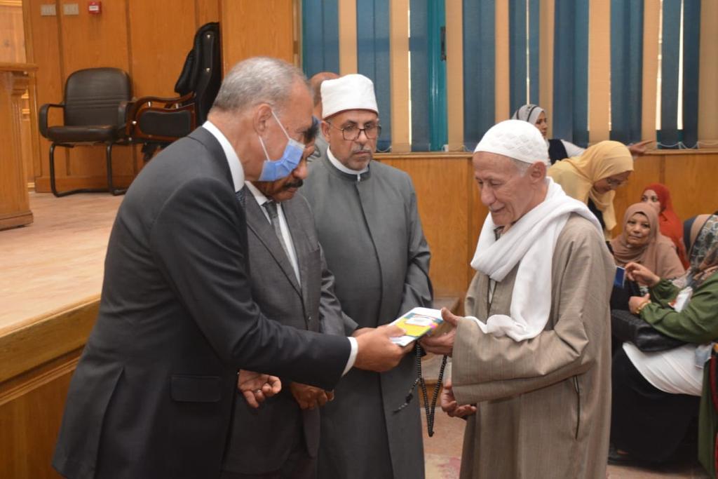 محافظ القليوبية يسلم جوازات السفر وتذاكر الطيران لحجاج الجمعيات الأهلية