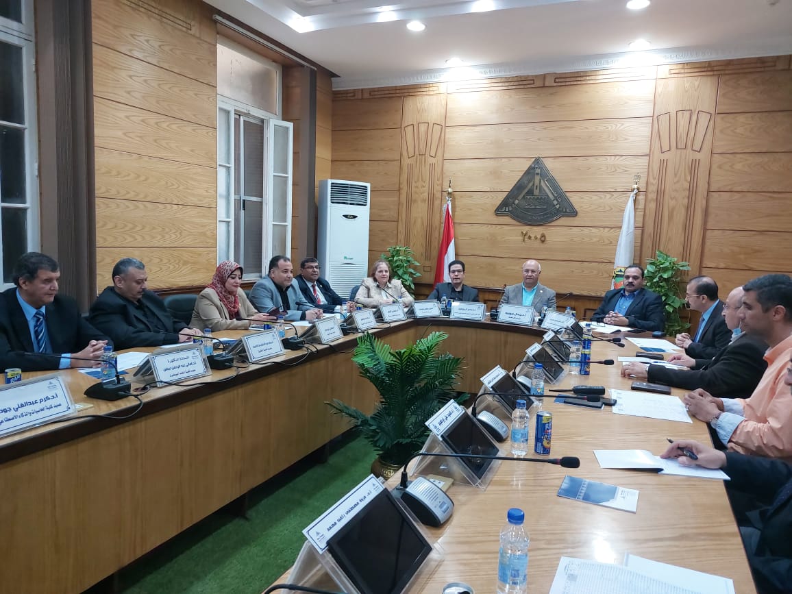 رئيس جامعة بنها يناقش الاستعدادات لامتحانات الفصل الدراسى الأول