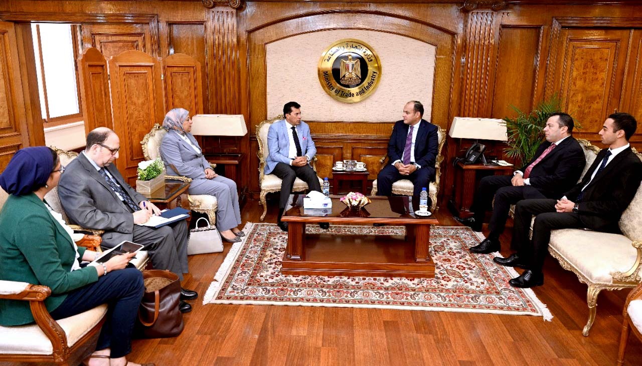 وزير التجارة والصناعة يستقبل وزير الشباب والرياضة ويستعرضان سبل التوسع في تصنيع المستلزمات الرياضية وتعظيم استفادة الشباب من البرامج والمبادرات التنموية