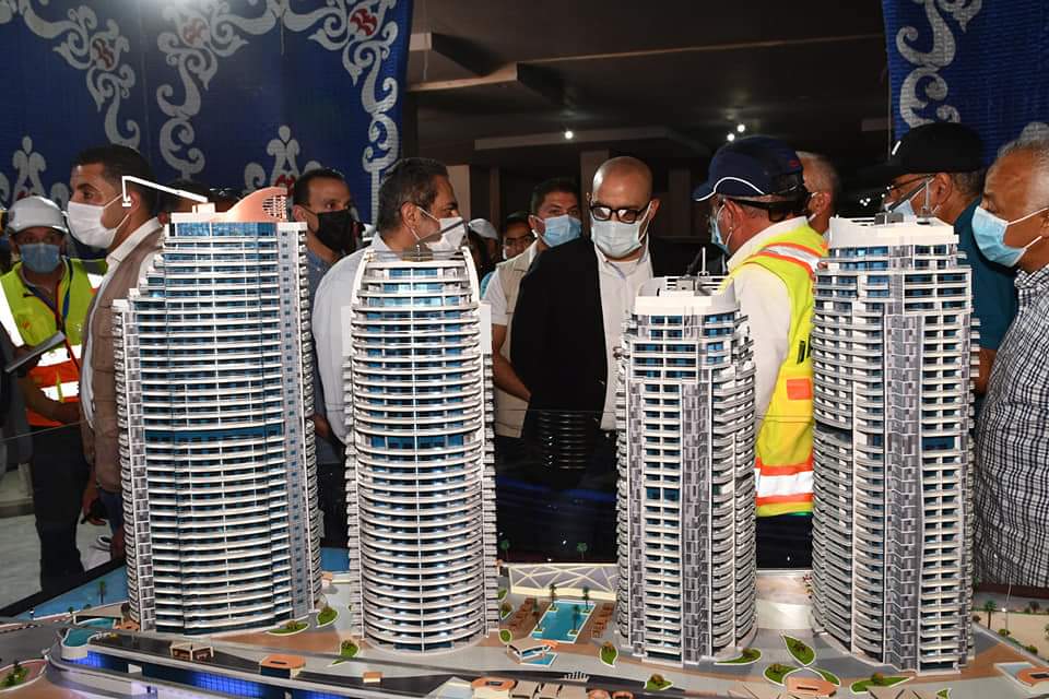 وزير الإسكان يتفقد أعمال تشطيب الواجهات لـ15 برجاً بالمنطقة الشاطئية