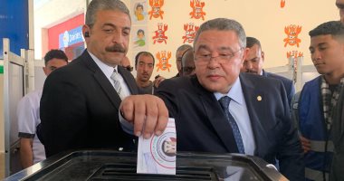 محافظ البحر الأحمر يدلى بصوته فى لجنة للوافدين بالغردقة