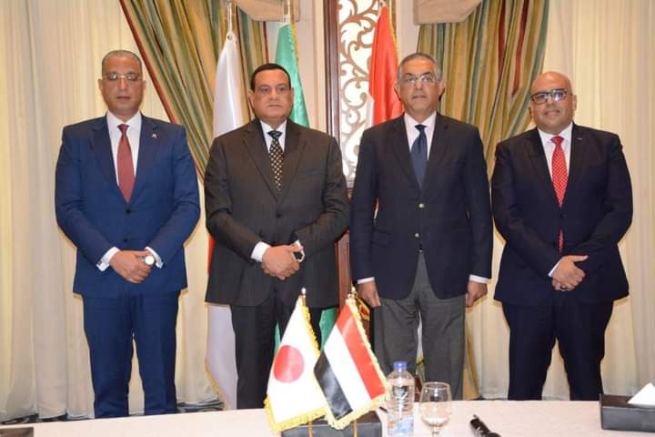 وزير التنمية المحلية يشهد توقيع محافظ الفيوم وشركة "يازاكي" اليابانية عقود أرض أول مصنع أجنبي بالكامل بأول منطقة استثمارية حرة بالمحافظة باستثمارات ٣٠ مليون يورو وتوفير ٣٥٠٠ فرصة عمل مباشرة وغير مباشرة 