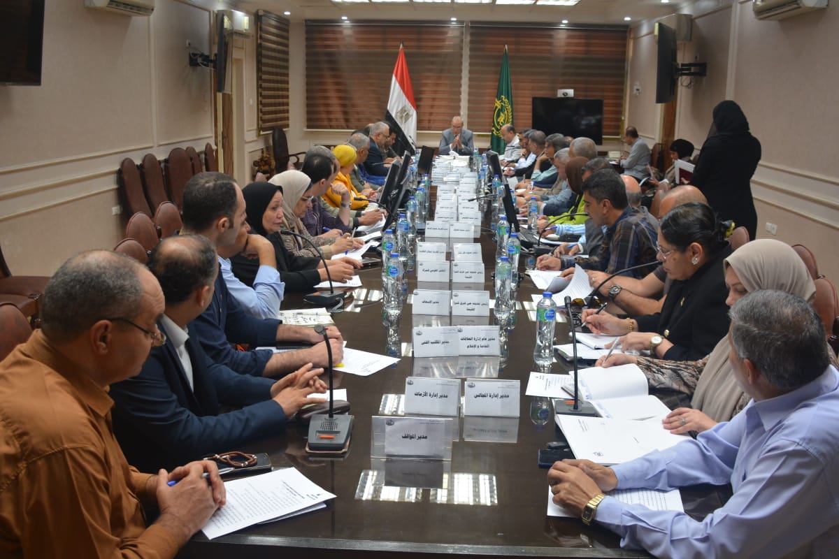 محافظ القليوبية يعقد اجتماعا موسعا بالقيادات التنفيذية والأمنية بالمحافظة لبحث الاستعدادات النهائية للانتخابات الرئاسية 2023