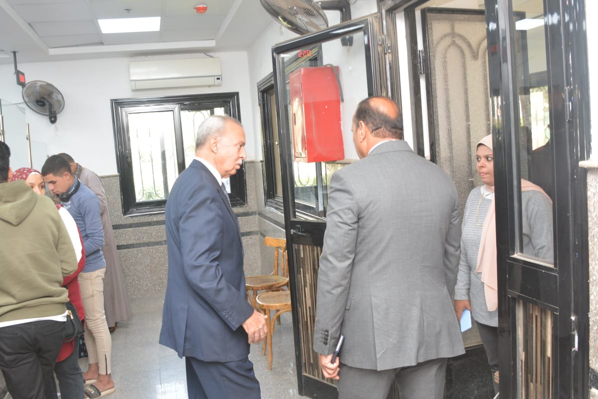 محافظ القليوبية يتفقد المركز التكنولوجي لخدمة المواطنين بالقناطر الخيرية وشرق شبرا الخيمة لمتابعة سير العمل ومتابعة استقبال تراخيص المحال العامة وفق القانون الجديد