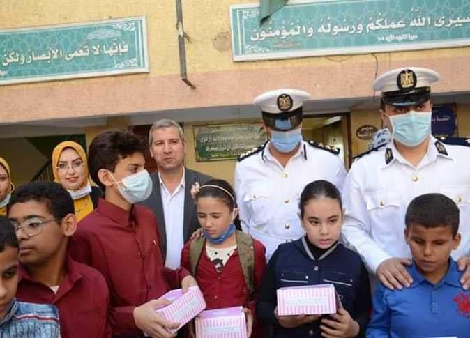 العصا البيضاء» هدية «الداخلية» لـ«مكفوفى مدرسة النور» بالغردقة