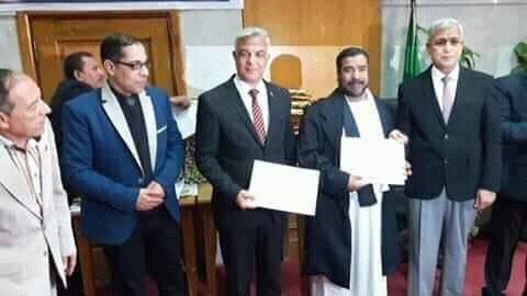 محافظ المنوفية يُكرم الشيخ محمد الغزولي لجهوده في محو الأمية