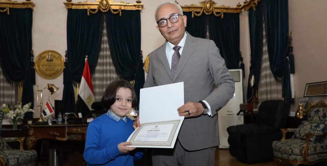 وزير التربية والتعليم يكرم الطالب عمر الحاصل على المركز الأول عالميًا في مسابقة الحساب الذهني الدولية بتايوان