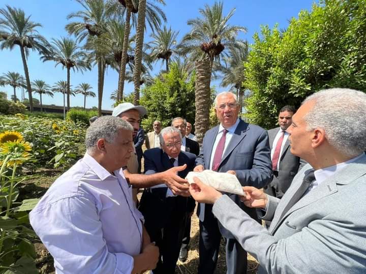 القصير يتفقد البرامج البحثية لإنتاج التقاوي ويجتمع بقيادات الوزارة لتنفيذ توجيهات مجلس الوزراء بتخفيف الأحمال 