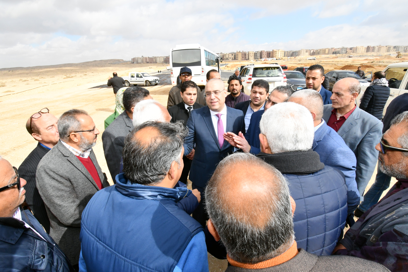 في أول يوم بعد توليه منصبه.. "وزير الإسكان" يبدأ أولى جولاته بتفقد المشروعات بالقاهرة الجديدة