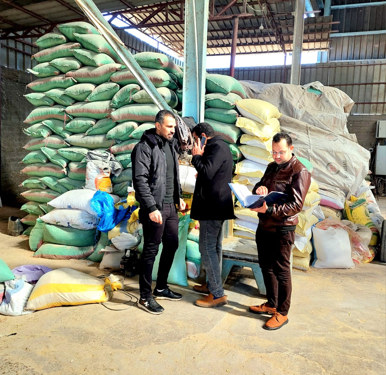 ضبط ١٨ طن أعلاف بمصنع بدون ترخيص ومجهول المصدر بدمنهور