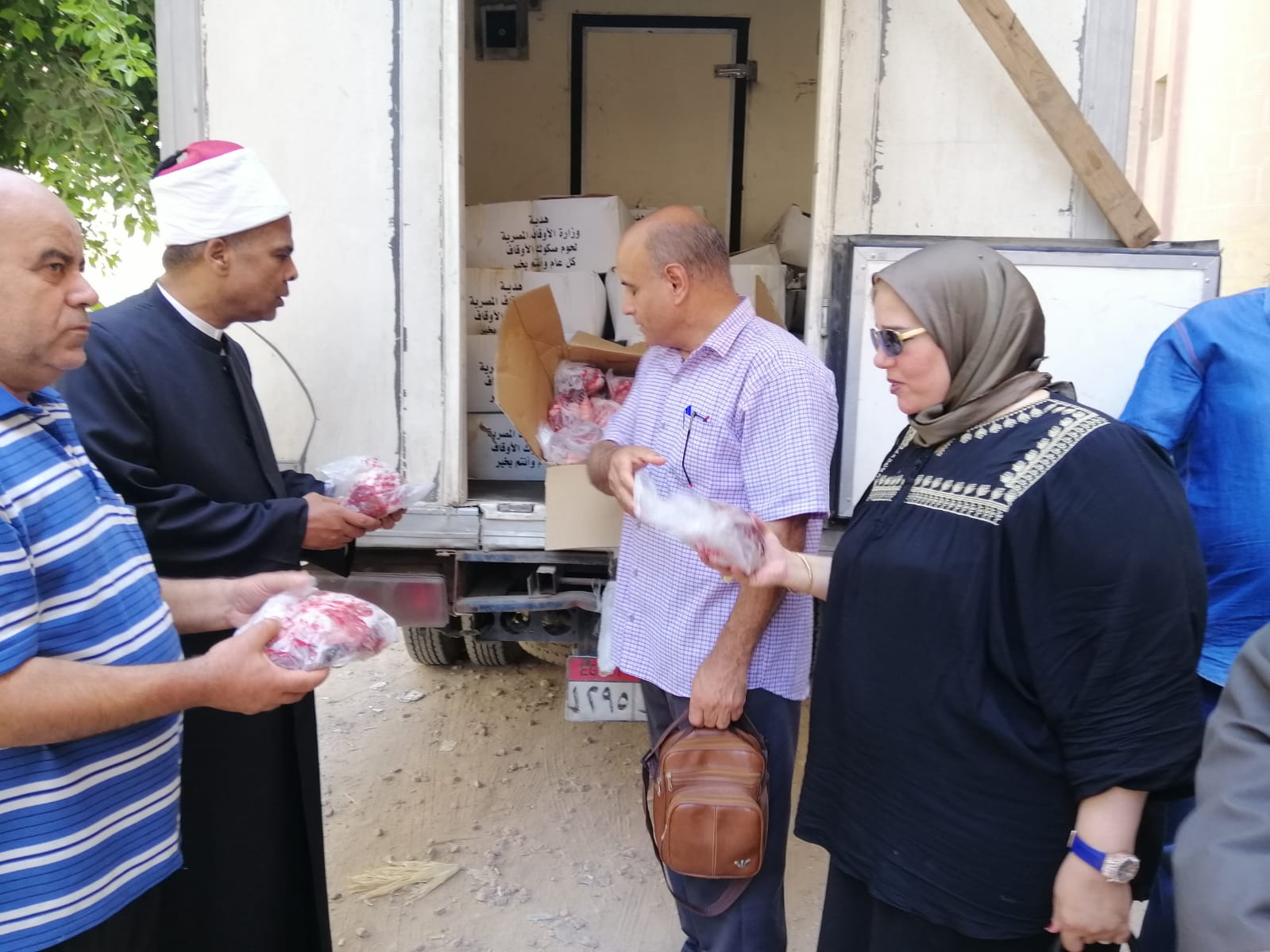 2 طن لحوم صكوك اطعام لتوزيعها على مستحقيها بالقرى الأكثر إحتياجاً بالبحيرة 