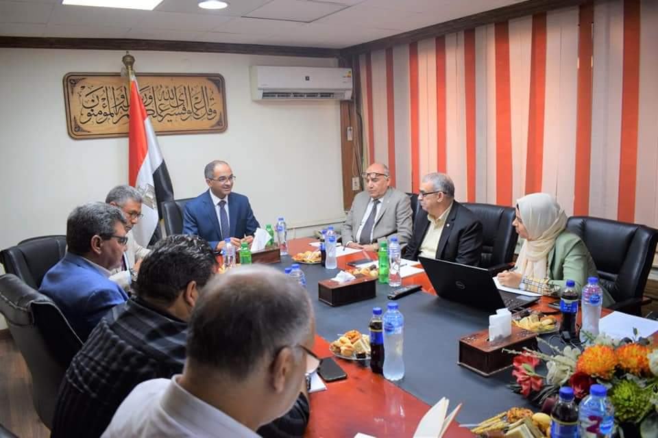 نائب وزير الإسكان لشئون البنية الأساسية يعقد اجتماعا مع مسئولي الجهاز التنفيذي لمياه الشرب والصرف الصحي