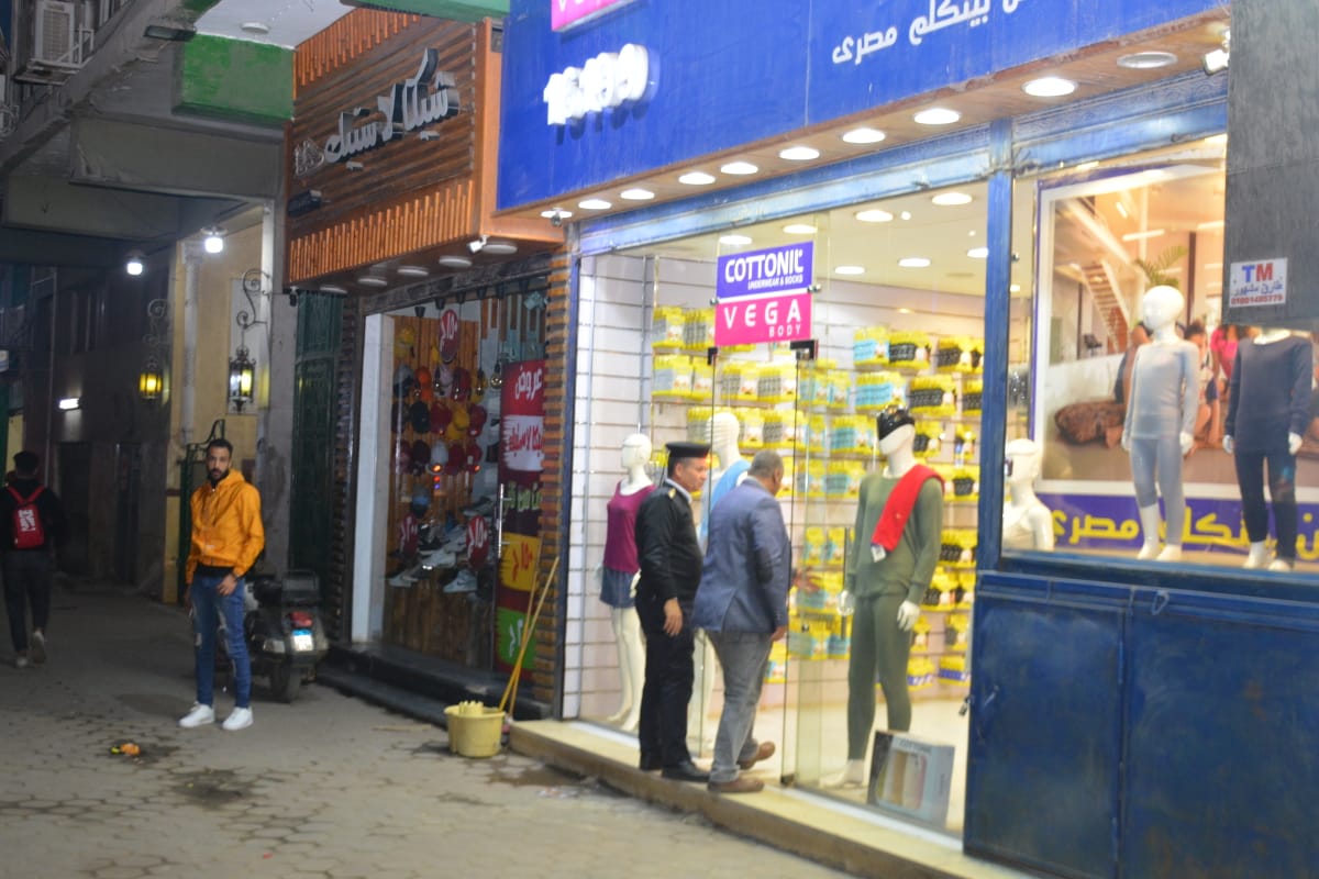 محافظ القليوبية يقود حملة مسائية مكبرة بحي شرق شبرا الخيمة علي المحلات التجارية للتأكد من تطبيق مواعيد الغلق الشتوية لترشيد الكهرباء وتحرير 45 محضر مخالفة