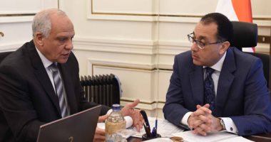 رئيس الوزراء يتابع مع محافظ الجيزة ملفات النظافة والتصدى لمخالفات البناء