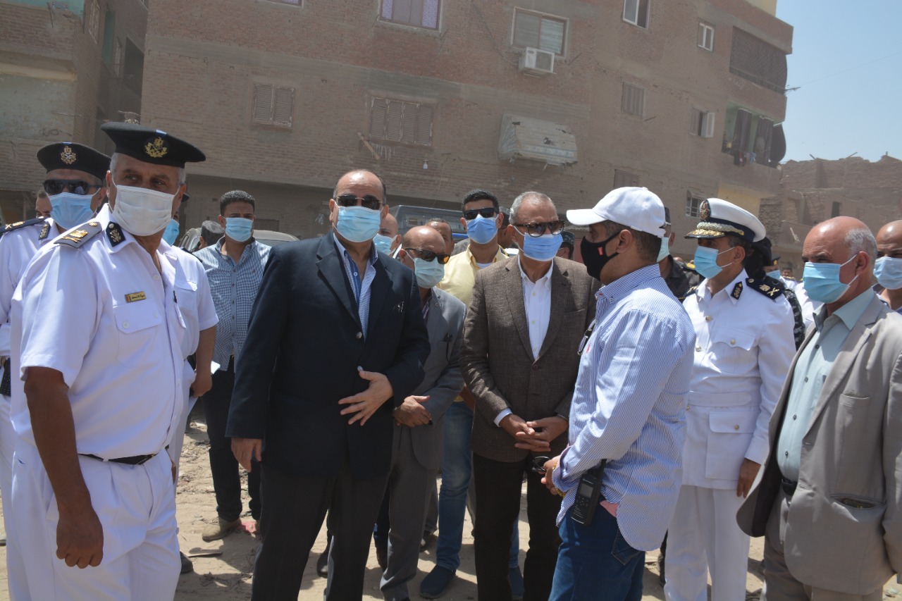 محافظ القليوبية ومدير أمن القليوبية يشهدان إزالة 55 عشة في المنطقة المتاخمة للمنطقة الجغرافية بحي شرق شبرا الخيمة