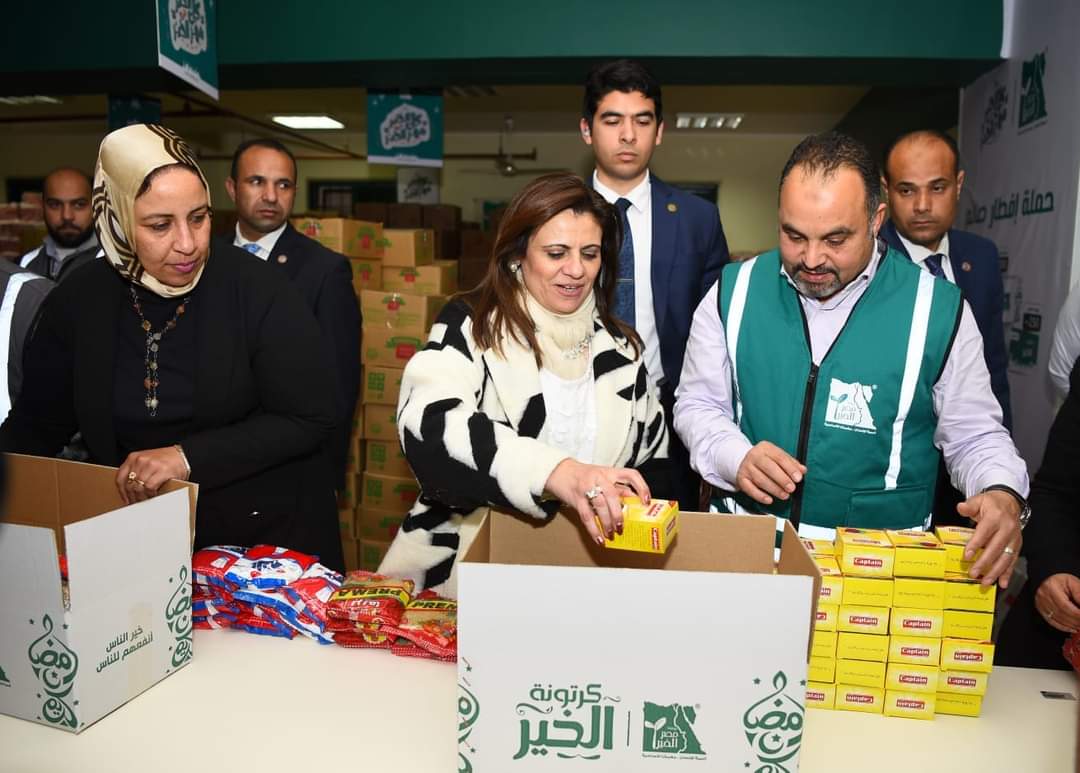 وزيرة الهجرة وشباب المصريين بالخارج يشاركون "مصر الخير" في تعبئة كراتين حملة إفطار صائم رمضان 2023