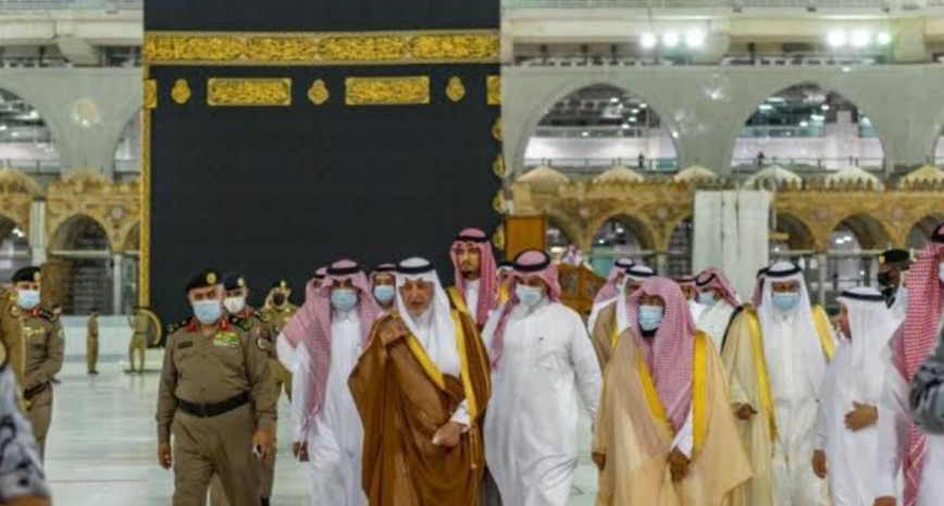 أمير منطقة مكة المكرمة يتشرف بغسل الكعبة المشرفة